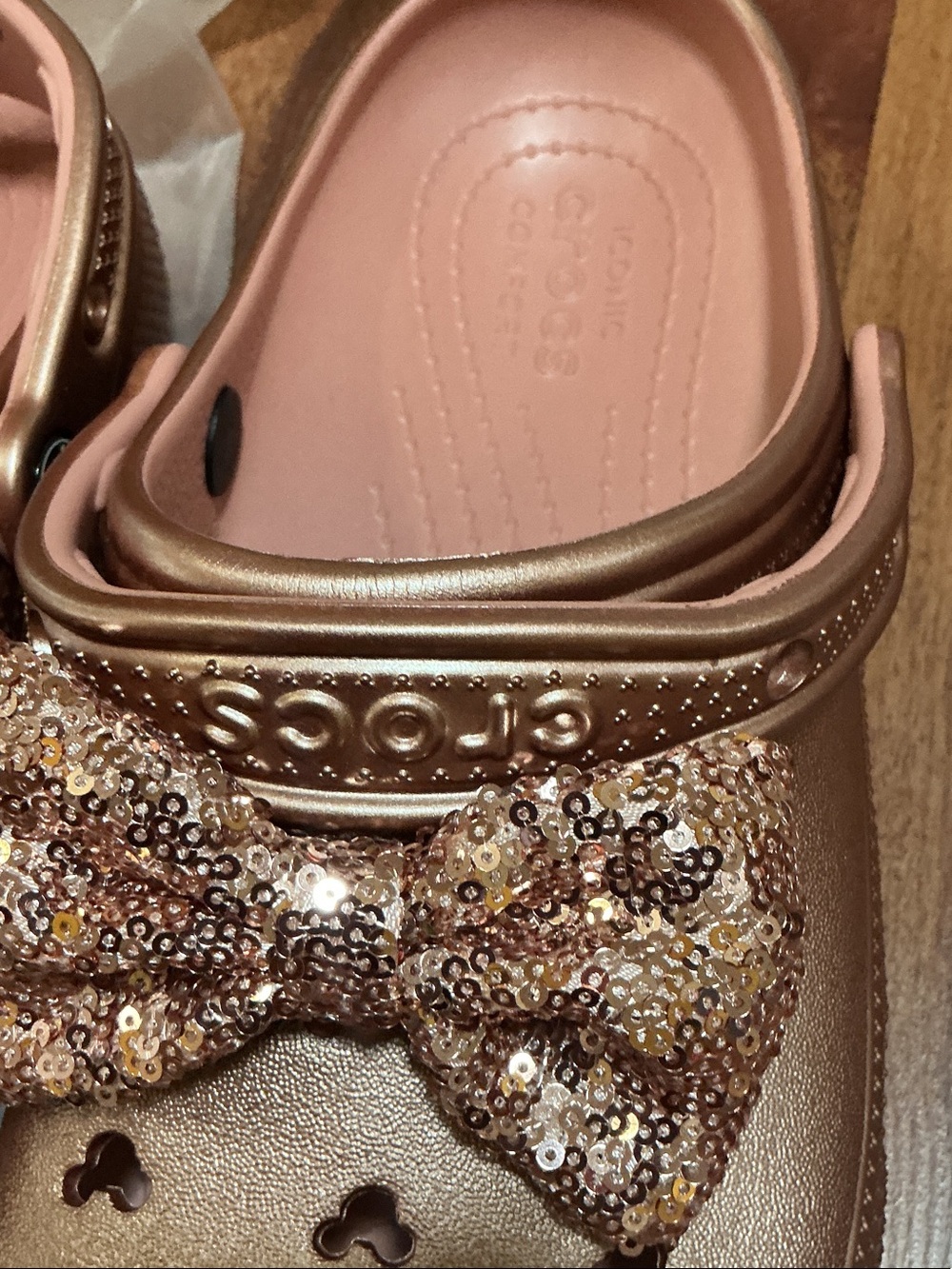 CROCS Disney women men’s 9/11 Metallic Rose Gold Bow Clogs nwt Mickey Mouse - Picture 3 of 10